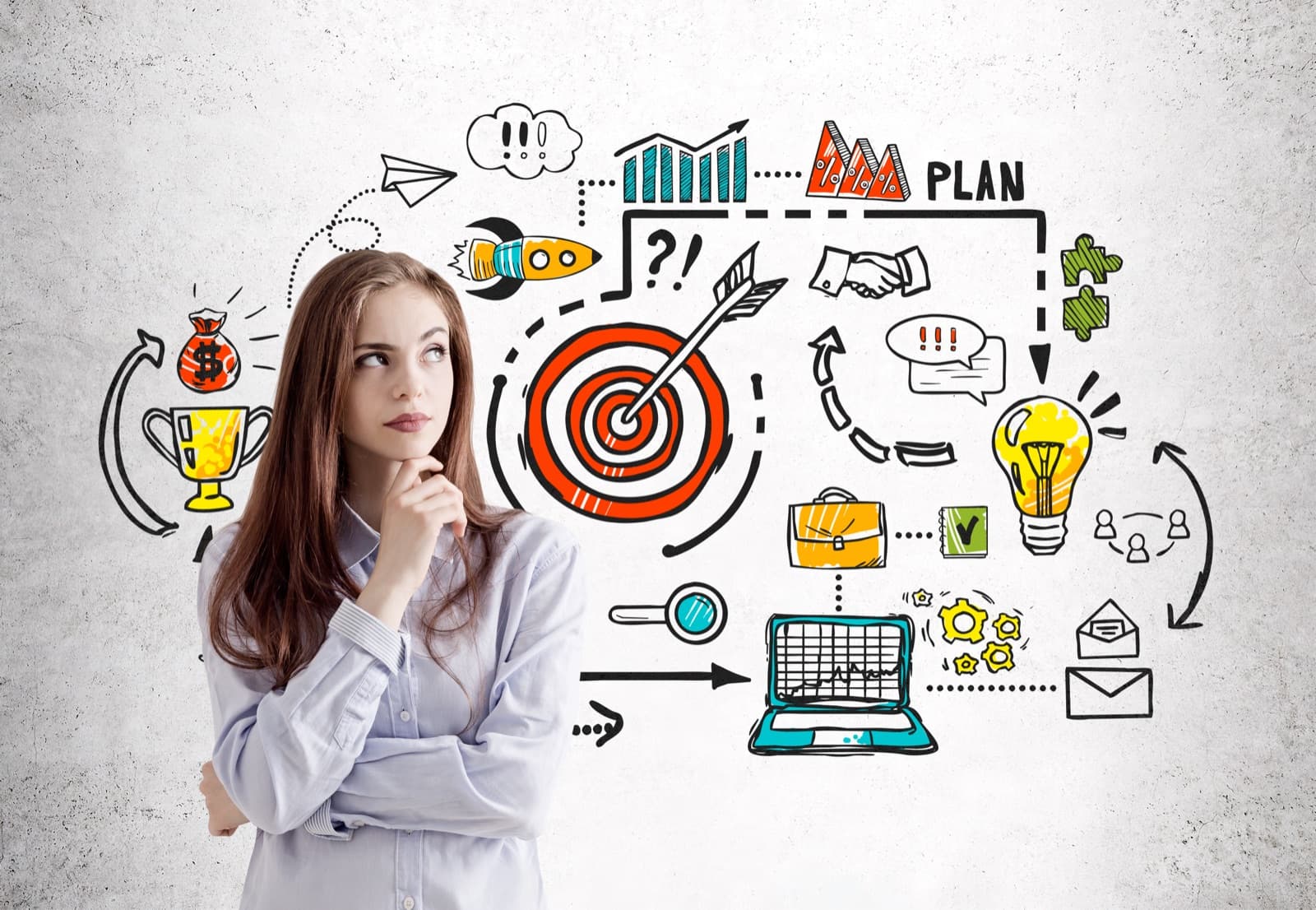 Femme réfléchissant devant un plan d'organisation