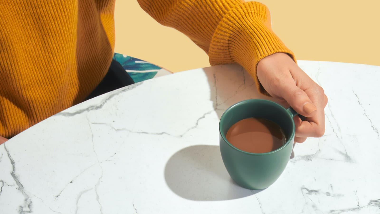 Tasse de café sur une table en marbre